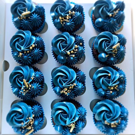 💙⭐️ Midnight blue and gold! ⭐️💙 Absolutely love this show stopper cake, which went out with 5 dozen cupcakes to match! Happy 70th birthday Luz! Midnight Blue Cake, Blue And Gold Cupcakes, Showstopper Cakes, Blue Birthday Cakes, Elegant Cupcakes, Gold Cupcakes, Happy 70 Birthday, Birthday Cakes For Men, Blue Birthday