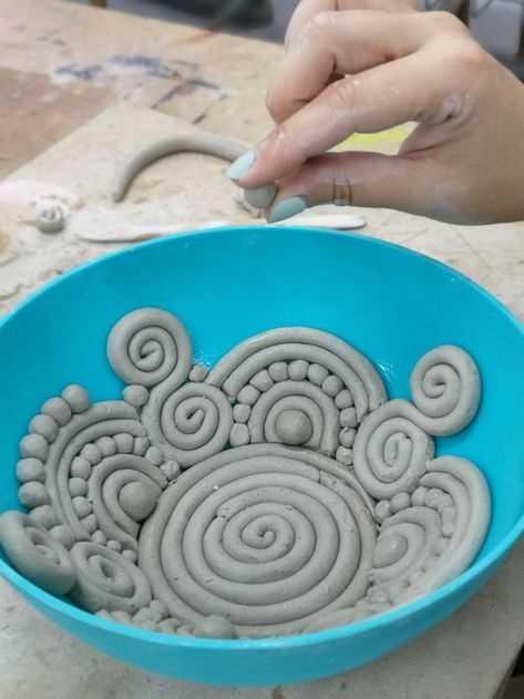 Creative Coil Pottery, Things To Make Out Of Air Dry Clay Sculptures & Statues, Clay Art Beginners, Air Dry Clay Pots Diy, Pottery That Sells, Pottery Beginner Projects, Low Fire Clay Projects, Cute Coil Pots, Wheel Throwing Mug