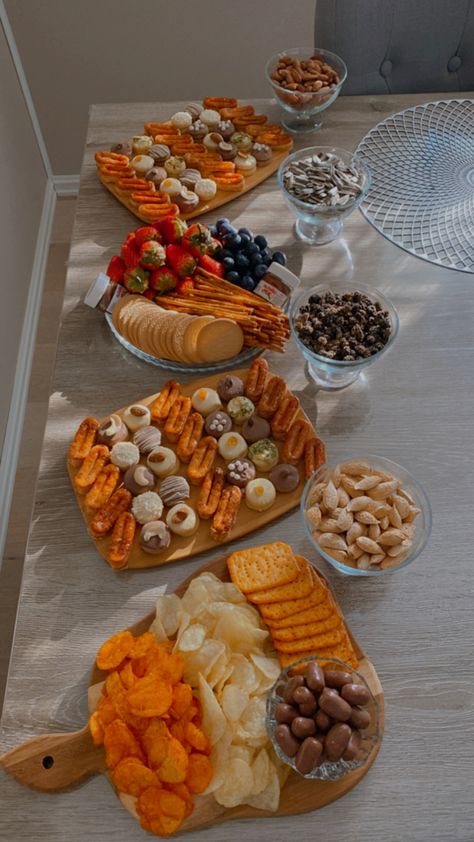 Food For Class Party, Snacks Board Ideas, Snacks Platter Ideas, Food Platters Presentation, Birthday Food Ideas For Adults, Food Platter Ideas, Quick Party Snacks, Amazing Food Platters, Food Set Up