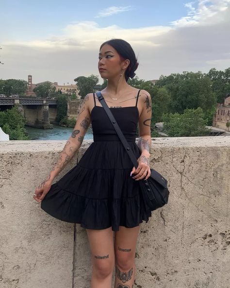 Black Dress Flowy Short, Black Mini Sundress, Black Mini Babydoll Dress, Babydoll Dress Outfit Grunge, Black Summer Mini Dress, Cute Styles Outfits Summer, Sundress And Tattoos, Black Summer Outfits 2023, Short Black Dress Flowy