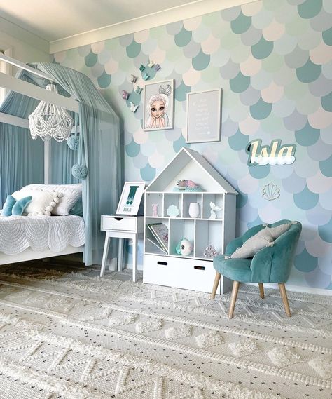 𝓬𝓸𝓶𝓲𝓷𝓰 𝓼𝓸𝓸𝓷! Isla Dream X Blond Noir Mermaid Scale WALLPAPERS! Isla’s room features our yet to be named Green/Blue colour-way. Just one… Girls Under The Sea Bedroom, Mermaid Bedroom Aesthetic, Mermaid Toddler Room, Boho Mermaid Bedroom, Mermaid Theme Bedroom, Mermaid Scale Wall, Mermaid Girls Bedroom, Mermaid Kids Room, Mermaid Themed Room