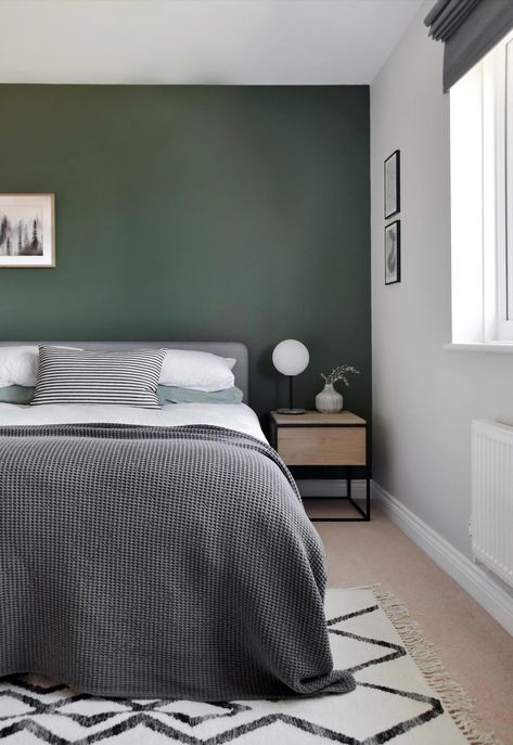 Dark And Light Green Bedroom, One Wall Green Bedroom, Bedroom Design White Walls, Curtains Green Bedroom, Modern Green Bedroom Design, Men Green Bedroom, Shades Of Green For Bedroom, Neutral Childs Bedroom, Green Colored Bedroom