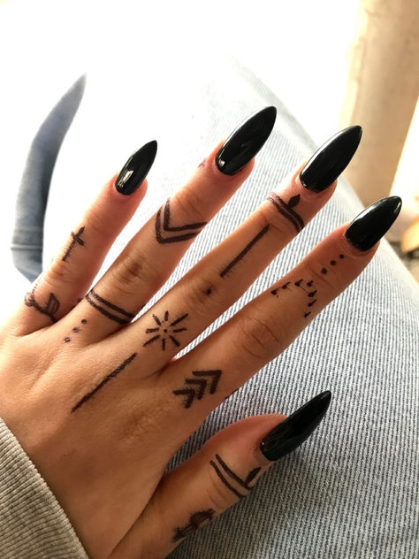 In a society captivated by grandiose ink masterpieces, small hand tattoos serve as a subtle yet impactful way to express your individuality. Hanna Tattoo, Tattoo Main, Simple Hand Tattoos, Henne Tattoo, Cute Henna Tattoos, Henna Style Tattoos, Jagua Henna, Small Henna, Henna Inspired Tattoos