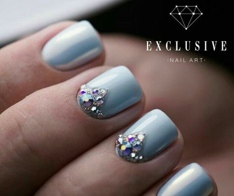 Crystal Short Nails, Nail Gem Designs Simple Jewels, Blue Nails With Diamonds Rhinestones, Pastel And Gold Nails, Short Nail Crystal Designs, Short Nails With Rine Stones, Short Nail Rhinestone Design Ideas, Short Nails With Crystals, Nail Art With Rhinestones Simple