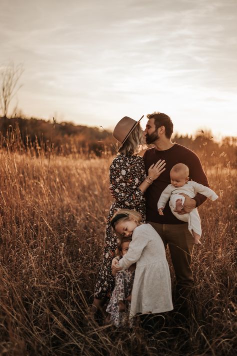 Family Fall Photoshoot Ideas, Family Photos In Field, Family Fall Photoshoot, Photos In Field, Fall Photoshoot Family, Fall Photoshoot Ideas, Fall Family Outfits, Family Portrait Outfits, Family Photo Colors