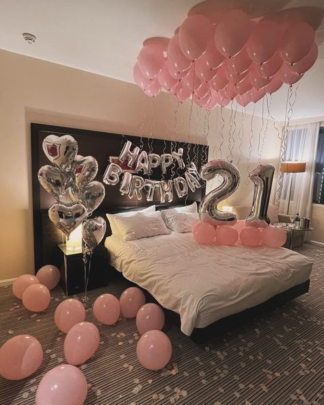 Birthday Bed Decoration, Decorated Bedroom For Birthday, Decorate Room For Birthday Surprise, Hotel Room Decoration Birthday For Him, Bday Room Decoration Ideas, Ballons Decoration Birthday, Bedroom Birthday Decorations, Room Birthday Decor, Birthday Bedroom Decorations