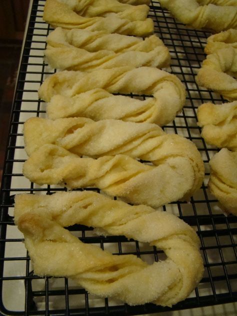 German Sour Cream Twists ~ Christmas Cookie from Germany made with yeast. I have always found it fun to try recipes that have come to us from across the Big Pond. Most are very good! This is a must try! Sour Cream Twists, Twist Cookies, German Food Authentic, German Cookies, German Desserts, German Baking, European Recipes, German Recipes, Little Family