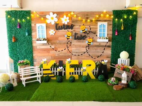 Bumblebee themed party Sunflower Crafts, Stage Decoration, Hari Raya, Stage Decorations, Garden Theme, Decorations Ideas, Child Day, Themed Party, Bumble Bee