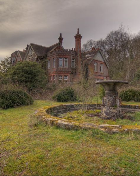 garden view of the abandoned Potter's mansion; Europe Abandoned Manor House, Manor House Garden, Potter Mansion, Mansion With Garden, Potter Manor, Creepy Garden, Abandon Mansions, Abandoned Garden, Abandoned Manor