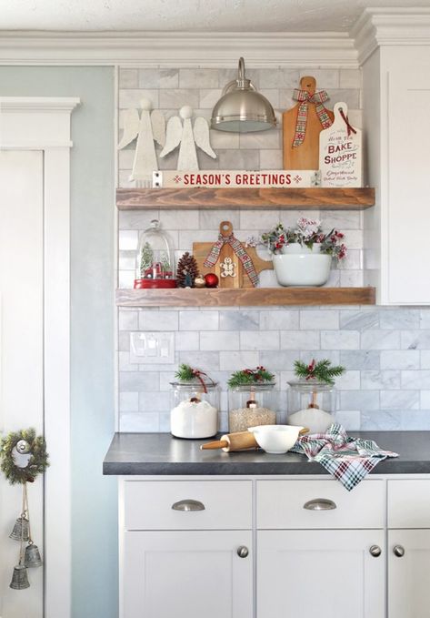 Ideas Decoracion Navidad, Kitchen Open Shelves, Kitchen Decor Signs, Kitchen Shelf Decor, Plaid Christmas Decor, Farmhouse Christmas Tree, Christmas Decor Inspiration, Christmas Kitchen Decor, Christmas Themes Decorations