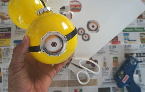 Minions, Minion Christmas Ornaments Diy, Minions Ornaments, Minion Christmas Tree, Despicable Me Crafts, Minion Ornaments, Diy Minions, Minions Fans, Clear Plastic Ornaments