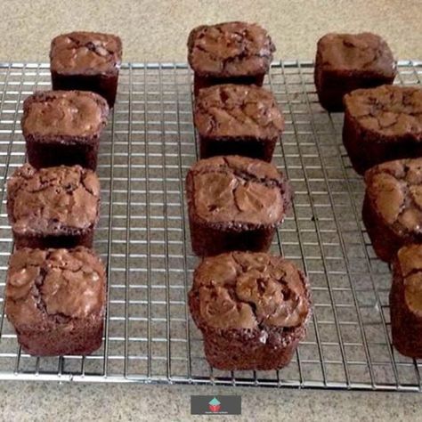 Chocolate Brownie Cake, Brownie Muffins, Brownie Pan, Chocolate Fudge Brownies, Dessert Recipies, Fundraiser Ideas, Chocolate Fudge Cake, Sweet Treats Recipes, Dump Cake Recipes