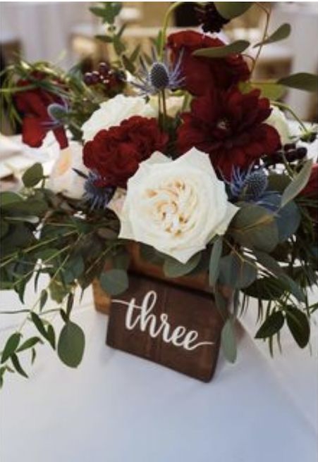 Maroon Wedding Centerpieces, Wedding Table Ideas Receptions, Burgundy Flower Centerpieces, Photo Wedding Centerpieces, Burgundy Wedding Centerpieces, Romantic Outdoor Wedding, Marsala Wedding, Tafel Decor, Guest Table