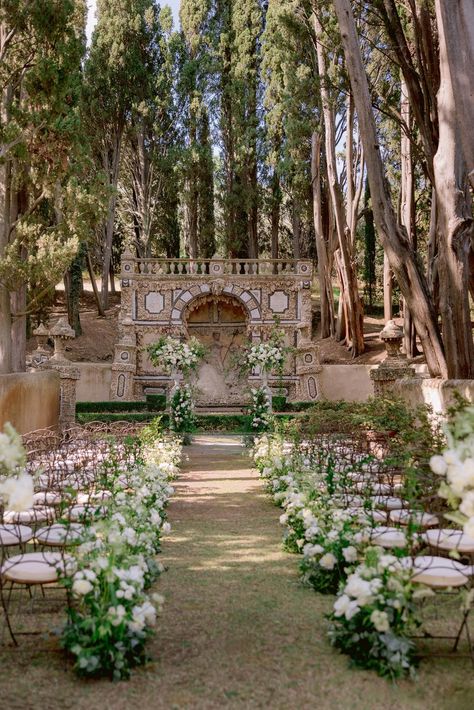 Wedding Ideas Italy Romantic, Wedding In Villa, Big Italian Wedding, Florence Wedding Venues, Villa Gamberaia Wedding, Intimate Wedding Italy, Italian Villa Wedding Ceremony, Italian Wedding Elopement, Italy Micro Wedding