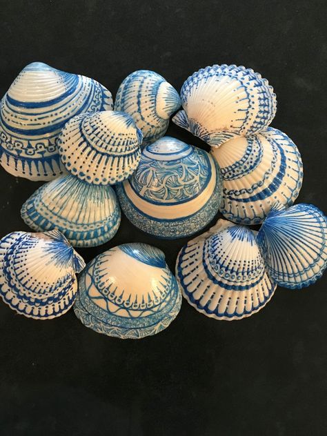 Painting Shells, Art Coquillage, Coastal Christmas Decor, Art Pierre, Seashell Painting, Shell Crafts Diy, Painted Shells, Coastal Christmas, Seashell Art