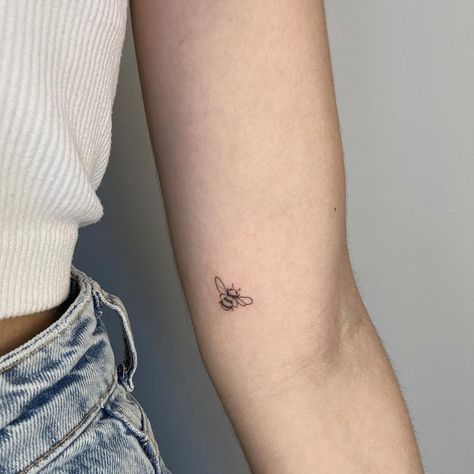 Bee Leg Tattoo, Tattoos For Ladies, Queen Bee Tattoo, Small Bee Tattoo, Bee Tattoos, Honey Bee Tattoo, Bumble Bee Tattoo, Cute Simple Tattoos, Small Pretty Tattoos