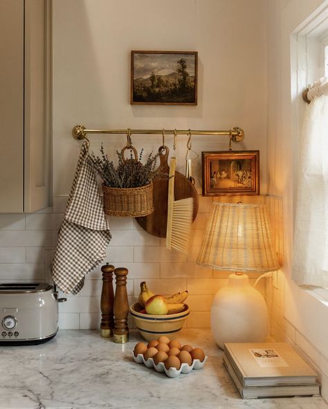 Check out this photo from annieeber_ 2024 Home Decor, Retro Toaster, Casa Vintage, Cozy Kitchen, Accessories Ideas, Dream House Decor, Little Houses, Cottage Homes, Kitchen Counter