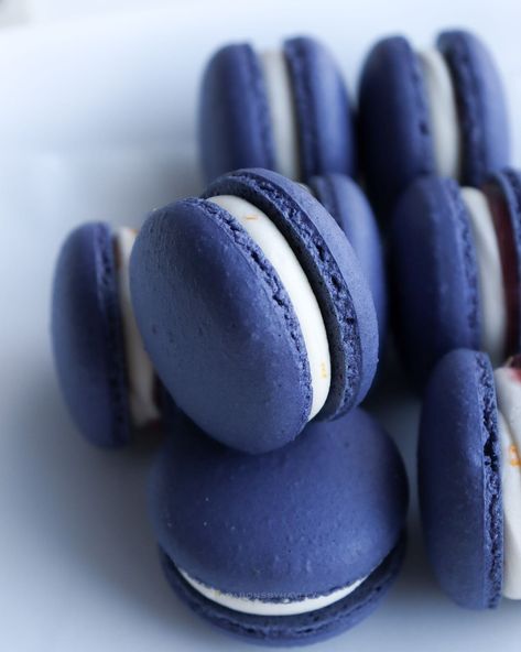 Navy Macarons, Blue Dessert Aesthetic, Dark Blue Food, Hydro Dragon, Aesthetic Bleu, Blue Macarons, Blue Aesthetic Dark, Blue Desserts, Baby Blue Aesthetic