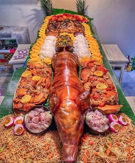 "Budol food" is common here in the Philippines and it's filipino culture. 🇵🇭 A boodle fight is a meal that dispenses with cutlery and dishes. food is served and spread on some banana leaves in a long table. Other than banana leaves, you must use your 🤲 - Glow Community Filipino Food Party, Bbq Foods, Siargao Philippines, Food Set Up, Habakkuk 2, Art App, Philippines Food, Filipino Style, Filipino Culture