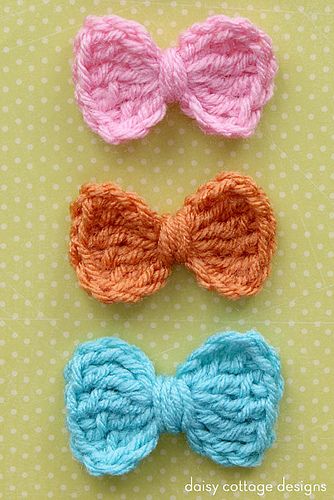 Crochet Bows Free Pattern, Crochet Bow Ties, Crochet Bow Pattern, Crochet Hair Bows, Crochet Bow, Bowtie Pattern, Confection Au Crochet, Mommy Goals, Crochet Bows