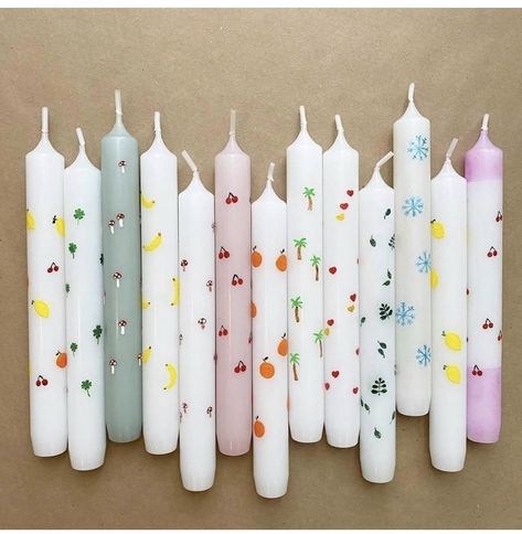 Wax Painting On Candles, Wax Painted Candles, Candle Painting With Wax Ideas, Candle Wax Painting, Diy Painting Candles, Candle Art Painting, Candle Decorating, Candle Painting, Arte Aesthetic