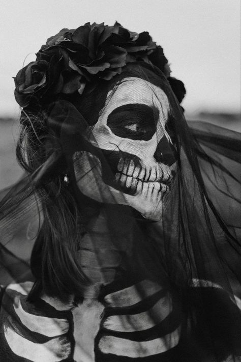 Day Of The Dead Photoshoot, Art Sketches Digital, Cool Skeleton Makeup, Sketches Digital, Dead Makeup, Creepy Halloween Makeup, Skeleton Makeup, Lil Black Dress, Pride Makeup