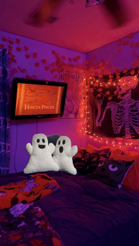 #fall#halloween room#spooky#cozy How To Decorate A Bedroom Halloween, Purple Halloween Bedroom, Halloween Lounge Decoration, Spooky Halloween Bedroom Ideas, Halloween Apartment Aesthetic, Halloween Themed Sleepover, Preppy Halloween Room, Halloween Decorations For Room, Halloween Decorated Room