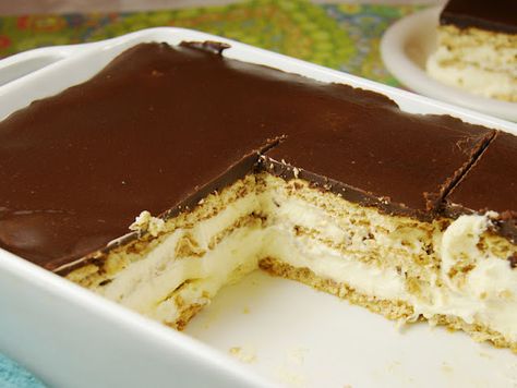 You just need to make it the day before you plan to eat it to give it time to soak the pudding stuff into the graham crackers. No-Bake Chocolate Eclair Dessert amazingly good and easy! Eclair Dessert, Chocolate Eclair Dessert, Eclairs Dessert, Eclair Cake Recipes, Earth Cake, Chocolate Eclair Cake, Smores Dessert, Biscuits Graham, Eclair Cake