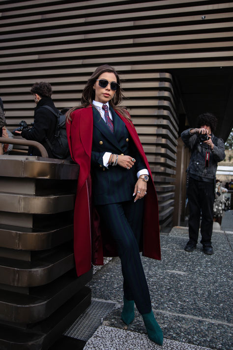 A suit can make a woman feel powerful, confident, and unstoppable. #pittiuomo #italy #florence #style #fashion Woman Suit Elegant, Elite Fashion Style, Bold Suit Women, Feminine Suit Outfit, Women Power Suits, Tailored Womens Suits, Women Tailored Suit, Non Outfits, Hijab Suit Outfit