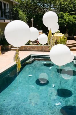 Gorgeous pool party decoration... but what do you use as anchors? --> Click the image to find out. #partydecorations #balloonguide Backyard Wedding Pool, Floating Pool Decorations, Pool Wedding Decorations, Pool Decorations, Affordable Wedding Decorations, Bachelorette Pool, Backyard Pool Parties, Backyard Party Decorations, Deco Ballon