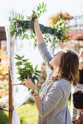 Tree Branch Wedding Arch, Diy Floral Arrangements Wedding, Wedding Arbor Decorations, Branch Arch Wedding, Diy Wedding Arbor, Diy Wedding Garland, Wood Wedding Arches, Floral Arbor, 50th Wedding Anniversary Decorations