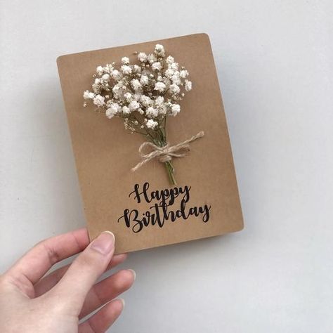 Quick and Easy DIY Paper Flowers Tutorial Card With Dry Flower, Cards With Dry Flowers, Dry Flower Cards, Mini Handmade Cards, Flower Cards Ideas, Dried Flowers Cards Ideas, Dried Flower Cards Handmade, Dried Flowers Card, Hand Made B'day Gift