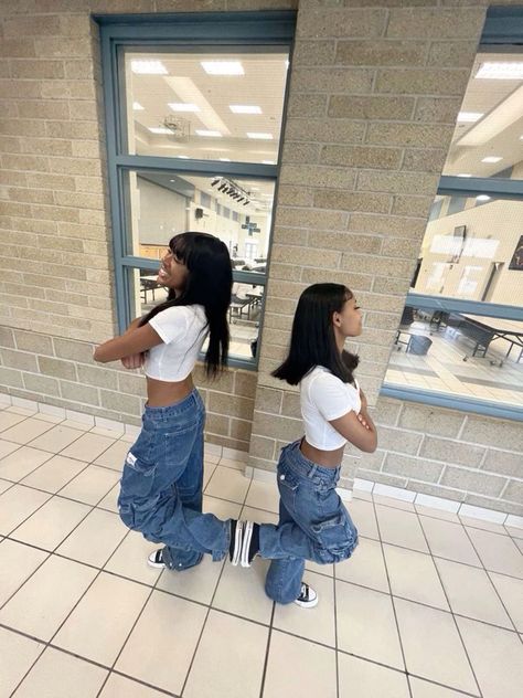 Cute Friend Poses, Bff Matching Outfits, Friends Pics, Bestie Outfits, Matching Outfits Best Friend, Friend Pictures Poses, Best Friend Outfits, Pose Fotografi, Twin Outfits