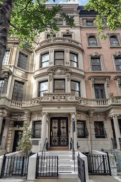 The longest-serving First Lady's former townhouse, built in 1910, has a new look for its next chapter. #dailyDEEDS - Photograph courtesy of Compass - #manhattan #uppereastside #nyc #realestate #listing #architecture #archilovers #homegoals #housedesign #designinspo #architectureinspo Apartamento New York, Brownstone Homes, Nyc House, Upper East Side Apartment, New York Townhouse, Nyc Townhouse, Townhouse Exterior, San Myshuno, Apartment Exterior