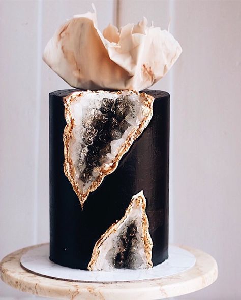 Duchess Cakes and Bakes on Instagram: “Black geode, Gold lining, Nude marbled sails. Such combination 👌🏻✨” Geo Cake, Geode Cakes, Vision Design, Geode Cake, Crystal Cake, Black Wedding Cakes, Beautiful Birthday Cakes, Cake Photography, Cool Wedding Cakes