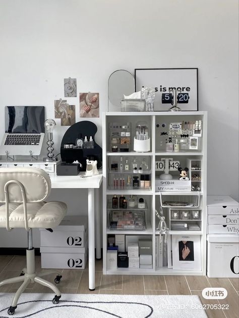 Desk Aesthetic Black And White, Makeup Study Desk, Desk Ideas Aesthetic Minimalist, Minimalist Makeup Storage, Room Ideas Makeup Desk, Aesthetic Makeup Desk Ideas, Desk Setup Makeup, Black And White Korean Room, Aesthetic Storage Room