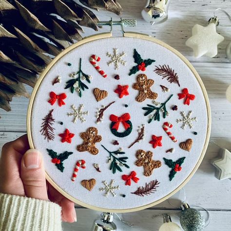 How To Pack Embroidery Hoop, Small Embroidery Designs, Festive Embroidery, Diy Beginner, Gingerbread Diy, Wooden Embroidery, Beginner Crafts, Christmas Embroidery Patterns, Diy Embroidery Kit