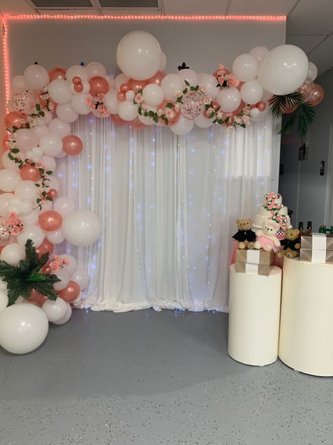 Balloons With Curtain Backdrop, Balloon Curtain Backdrop, Floral Debut Theme Simple, Ballon And Flower Backdrop, Rose Gold Pink And White Birthday Party, Curtain Backdrop With Balloons, Rose Gold Decorations Party, Pink White And Gold Party Decoration, Flower And Balloon Backdrop