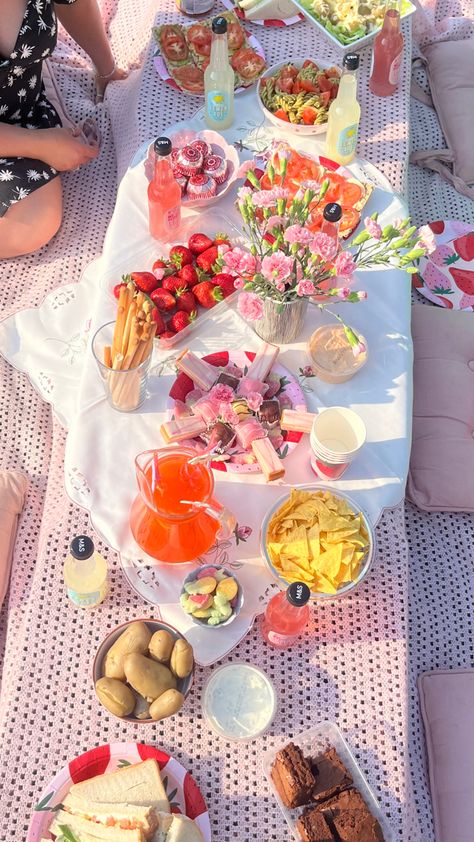 Night Summer Aesthetic, Rapunzel Wedding Theme, Picnic Date Food, Healthy Picnic, Rapunzel Wedding, Night Picnic, 21st Bday Ideas, Aesthetic Picnic, Picnic Birthday Party