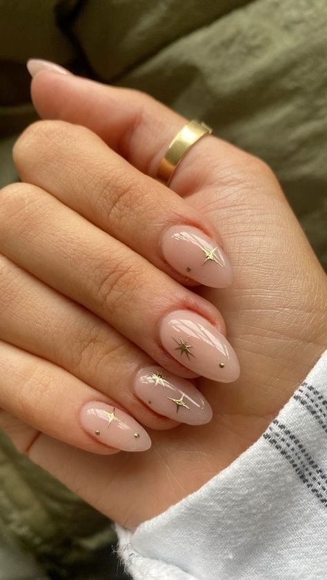 Short Badem Nails, Nail Ideas Gel X Almond, Clean Girl Nail Designs, Short Almond Shape Nail Ideas, Coffin Simple Nails, Simple Christmas/new Years Nails, Almond Simple Nail Designs, Holiday Nails Minimalist, Almond Nails Acrylic Design