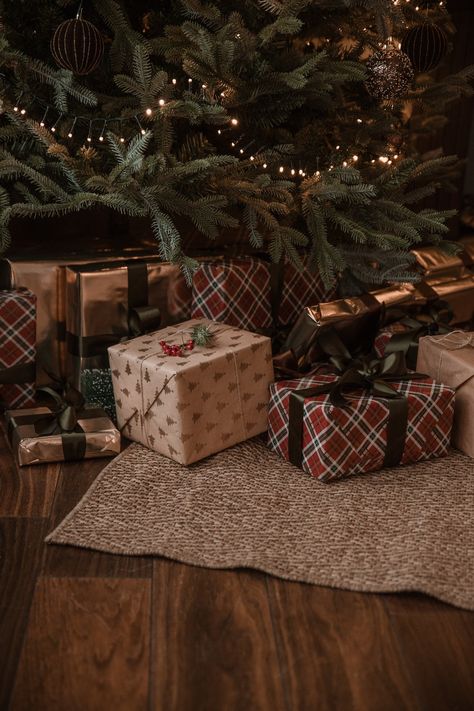 Christmas Tree And Presents Aesthetic, Presents Under The Christmas Tree Aesthetic, Evergreen Christmas Aesthetic, Christmas Present Under Tree, Christmas Gifts Under Tree Aesthetic, Opening Christmas Presents Aesthetic, Gifts Under Tree Aesthetic, Presents Under The Tree Aesthetic, Christmas Tree Under Decor