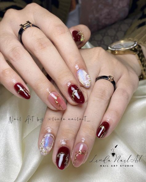 Nail Inspo Maroon, Red Gold Nails Design, Nailart Merah Maroon, Nailart Simple Elegant, Nailart Maroon, Red Coquette Nails, Maroon Nails Design, Nail Maroon, Nail Art Maroon