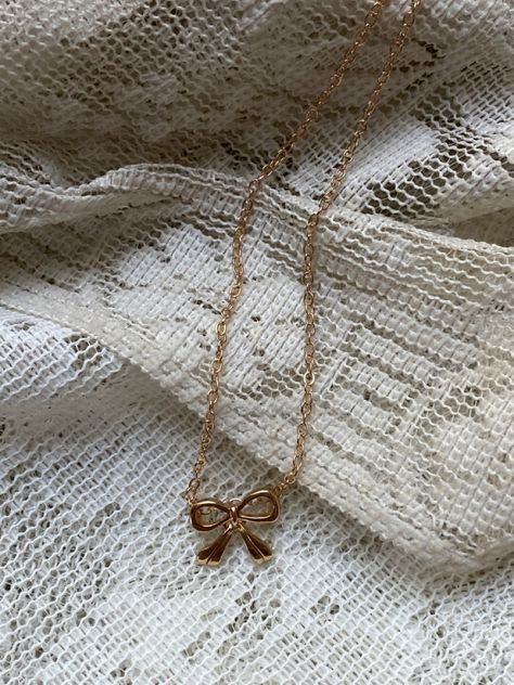 Bow Necklace Aesthetic, Bow Jewelry Aesthetic, Gold Bow Necklace, Bow Stacking, Cartier Nail Bracelet, Shiny Accessories, Mascara Target, Types Of Tops, M Necklace