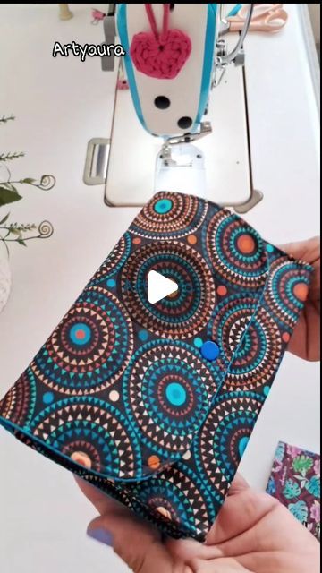 Diy Fabric Clutch Purse, Diy Fabric Handbags, Purse Diy Pattern, How To Sew A Purse, Diy Small Pouch, Diy Purse Patterns Free, Leftover Fabric Ideas, Sew A Purse, Diy Handbag Patterns