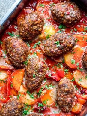 Meat And Rice Recipes, Turkish Meatballs, Arabisk Mad, Beef Ground, Armenian Recipes, Turkish Kitchen, Meatball Recipe, Turkish Food, Tomato Sauce Recipe