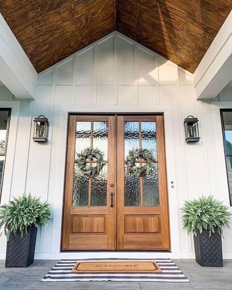 Farmhouse Front Porches Decorations, Rustic Farmhouse Front Porches, Home Designs Exterior, Farmhouse Front Porches, Modern Farmhouse Exterior, Farmhouse Front, Casa Exterior, Front Porches, Front Porch Decorating