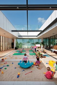 Um patio enorme de areiiiia@ Kindergarten Architecture, Indoor Play Area, Kindergarten Interior, Preschool Designs, School Building Design, Daycare Design, Kindergarten Design, Community Centre, School Interior