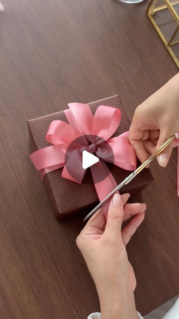 Chiffon Ribbon Gift Wrapping, Ribbon Bow On Present, Gift Wrap Decoration, Gift Ribbon Tutorial, Satin Ribbon Bow Gift Wrapping, Ribbon Techniques Gift Wrapping, Wrapping Ribbon Presents, How To Make A Bow On A Present, Tie Gift Ribbon