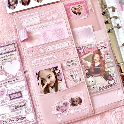 #nayeon #twice #pink #kpop #deco #stickers #kpopdeco #decokpop #toploaderdeco #polcos #polcodeco #binderdeco Binder Decoration Ideas, Kpop Binder Deco, Macaron Binder, Binder Stickers, Binder Inspiration, Pc Binder, Binder Deco, Kpop Desk, Binder Decoration