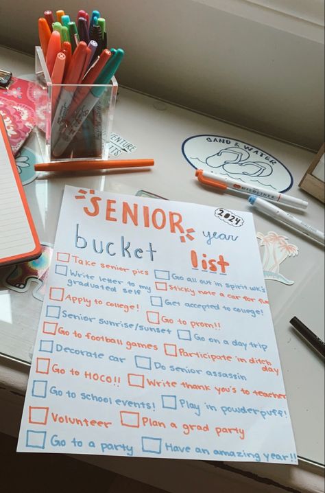 Senior Year Bucket List, Senior Year Checklist, Senior Bucket List, Year Bucket List, Senior Year Planning, Senior Scrapbook Ideas, Senior Year Diy, Senior Year Scrapbook, School Memories Scrapbook